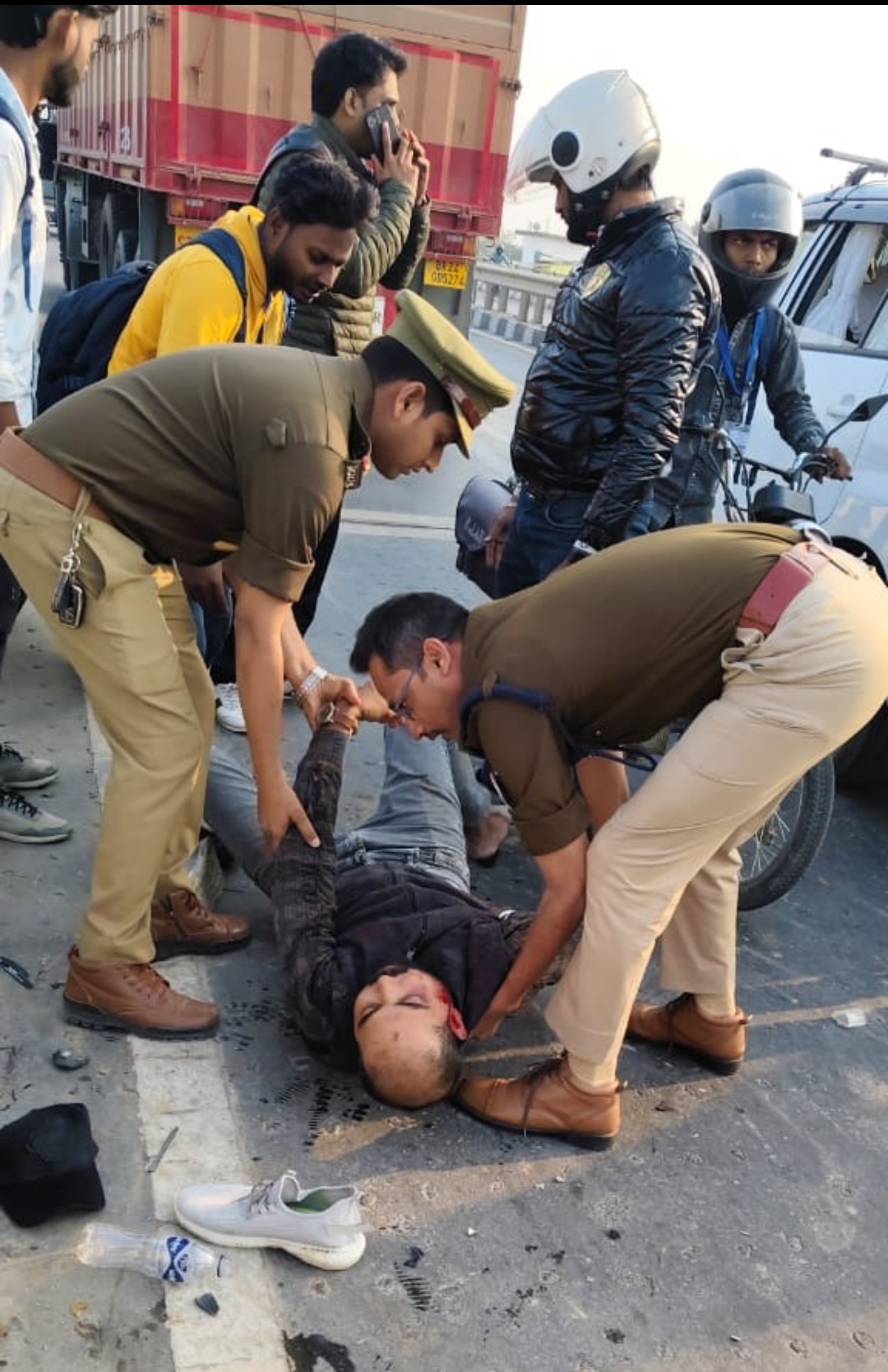 डीसीपी गोमती ज़ोन ने दिखाई मानवता की मिसाल, सड़क हादसे में घायल को उठाकर खुद भेजवाया अस्पताल