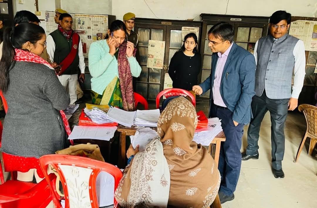जिलाधिकारी का औचक निरीक्षण: कटिंग मेमोरियल में SIR कार्यों की समीक्षा, आर्य महिला इंटर कॉलेज में बाल कवि सम्मेलन में सहभागिता