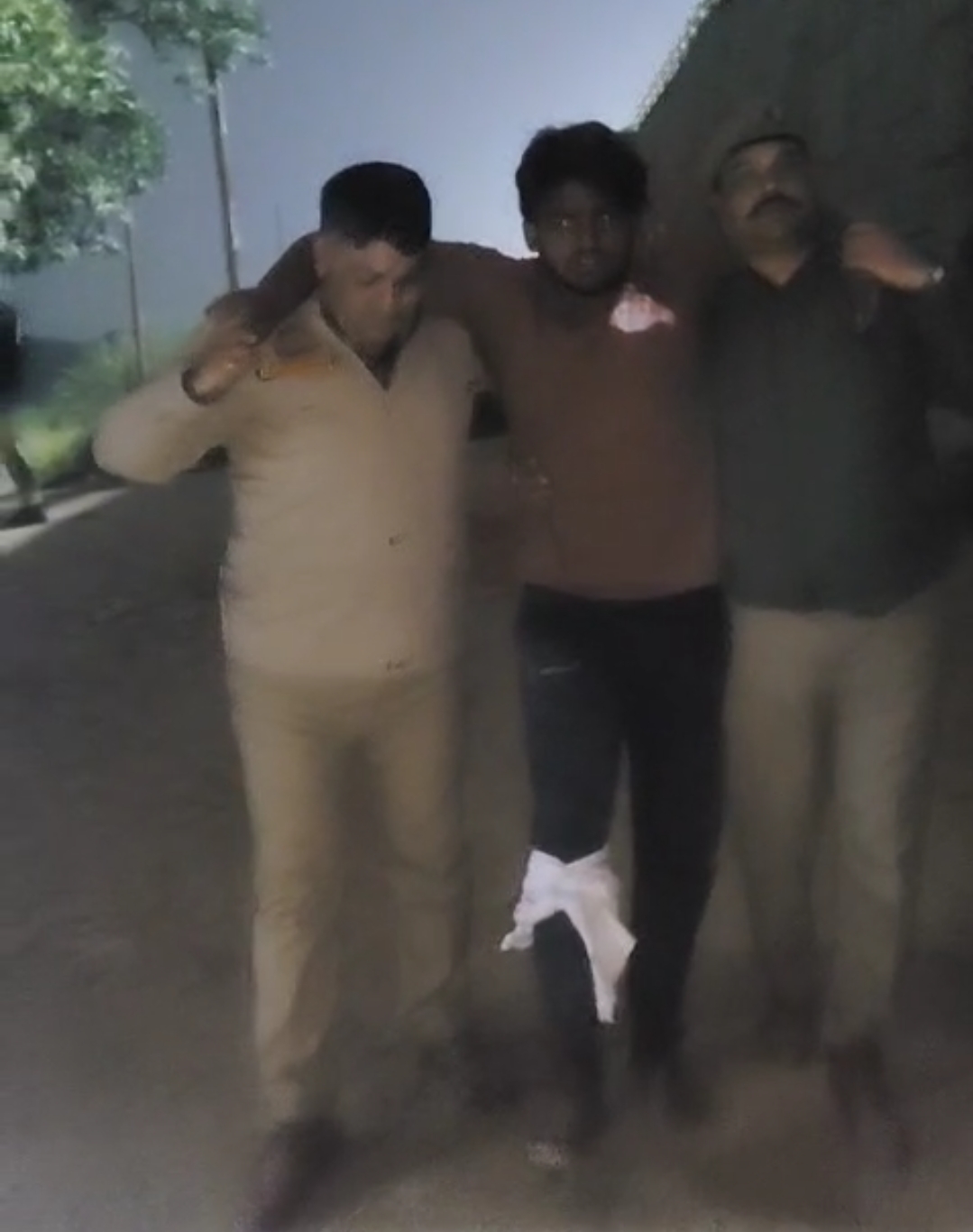 वाराणसी में पुलिस मुठभेड़ के बाद लूट का वांछित बदमाश गिरफ्तार, दो पीली धातु के कुण्डल और अवैध तमंचा बरामद