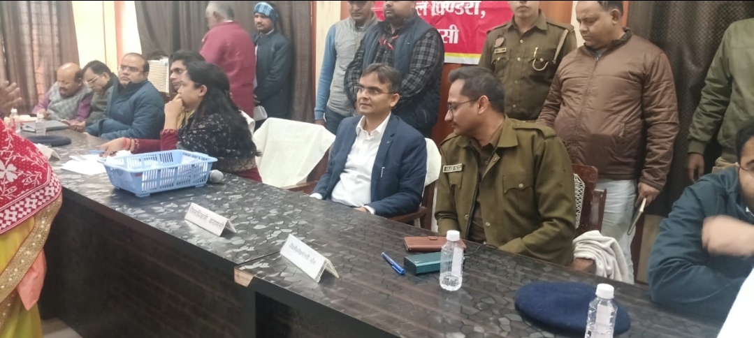 पिंडरा संपूर्ण समाधान दिवस: जिलाधिकारी ने दिए सख्त निर्देश, 117 में से 9 मामलों का मौके पर निस्तारण