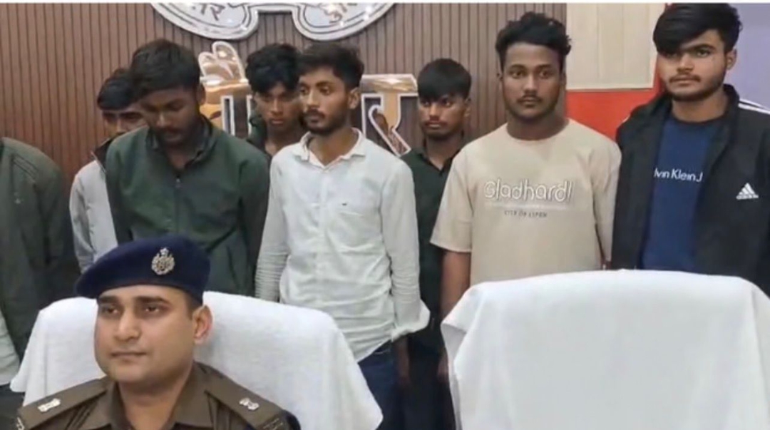 जौनपुर में बड़ी पुलिस कार्रवाई: 10 चोरी की बाइक के साथ आठ वाहन चोर गिरफ्तारनंबर प्लेट बदलकर बेचते थे वाहन, कई मोबाइल और फर्जी नंबर प्लेट बरामद