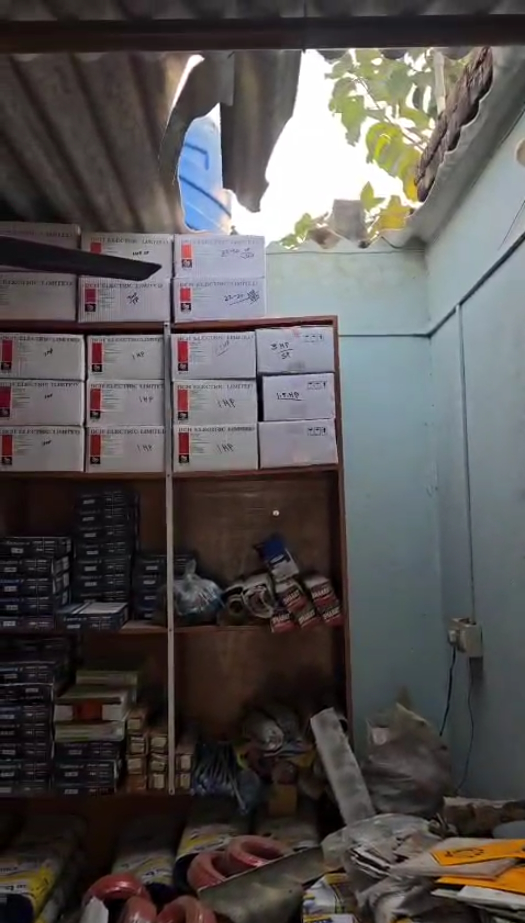 फूलपुर थाना क्षेत्र में हार्डवेयर दुकान से लाखों की चोरी, अज्ञात चोरों के खिलाफ तहरीर