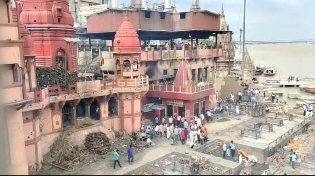 मणिकर्णिका घाट पर नगर निगम की सख्ती लकड़ियों की मनमानी बिक्री पर रोक, रेट बोर्ड अनिवार्य, तीन दिन से अधिक स्टॉक नहीं