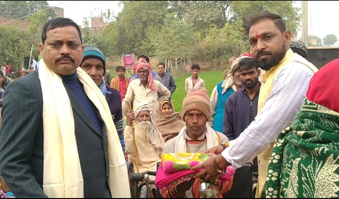 हरहुआ ब्लॉक के आयर गांव में दिव्यांग व विधवाओं को कंबल वितरण, सांस्कृतिक कार्यक्रम का आयोजन