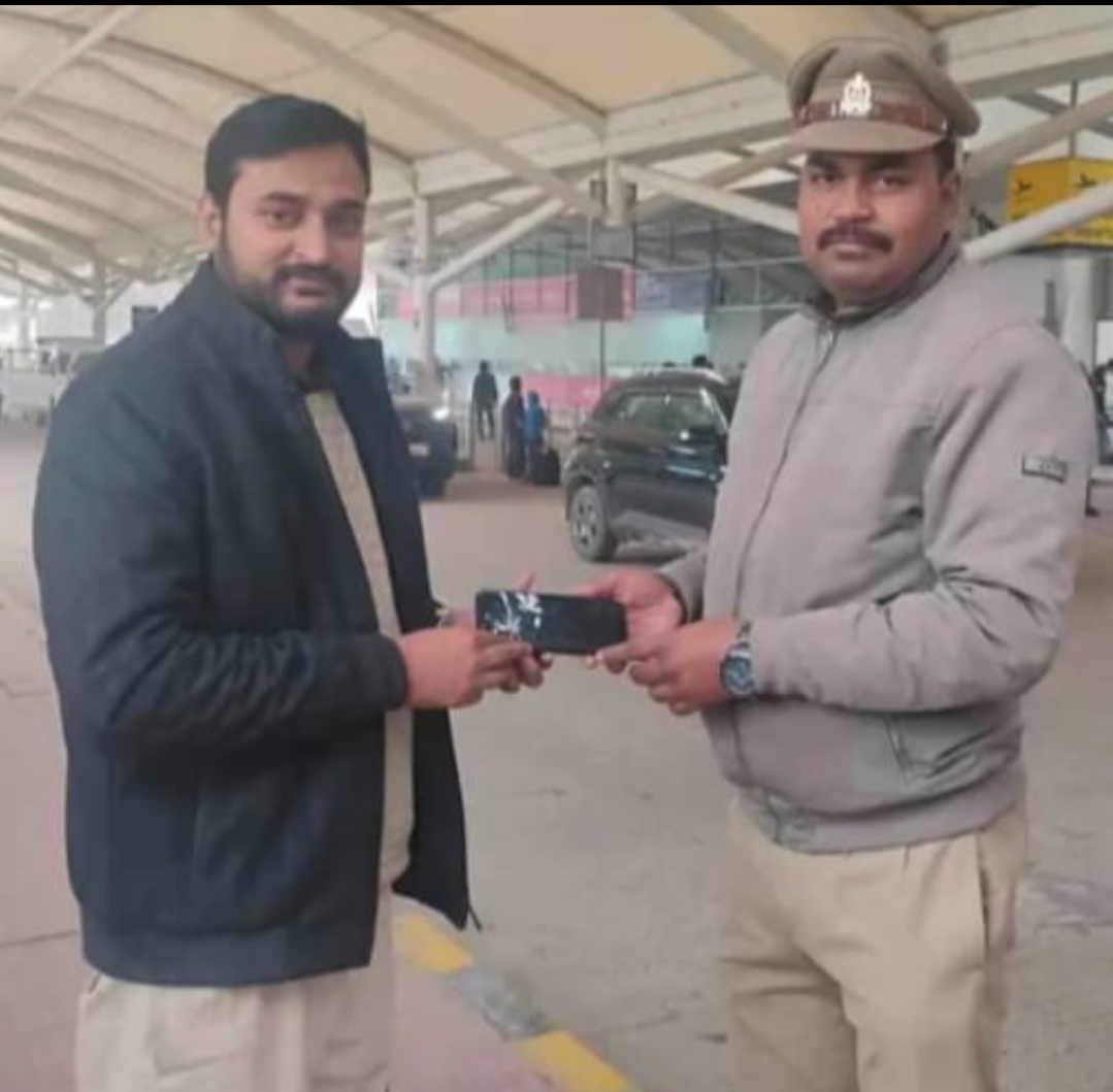 गुम मोबाइल पुलिस ने खोजकर किया सुपुर्द