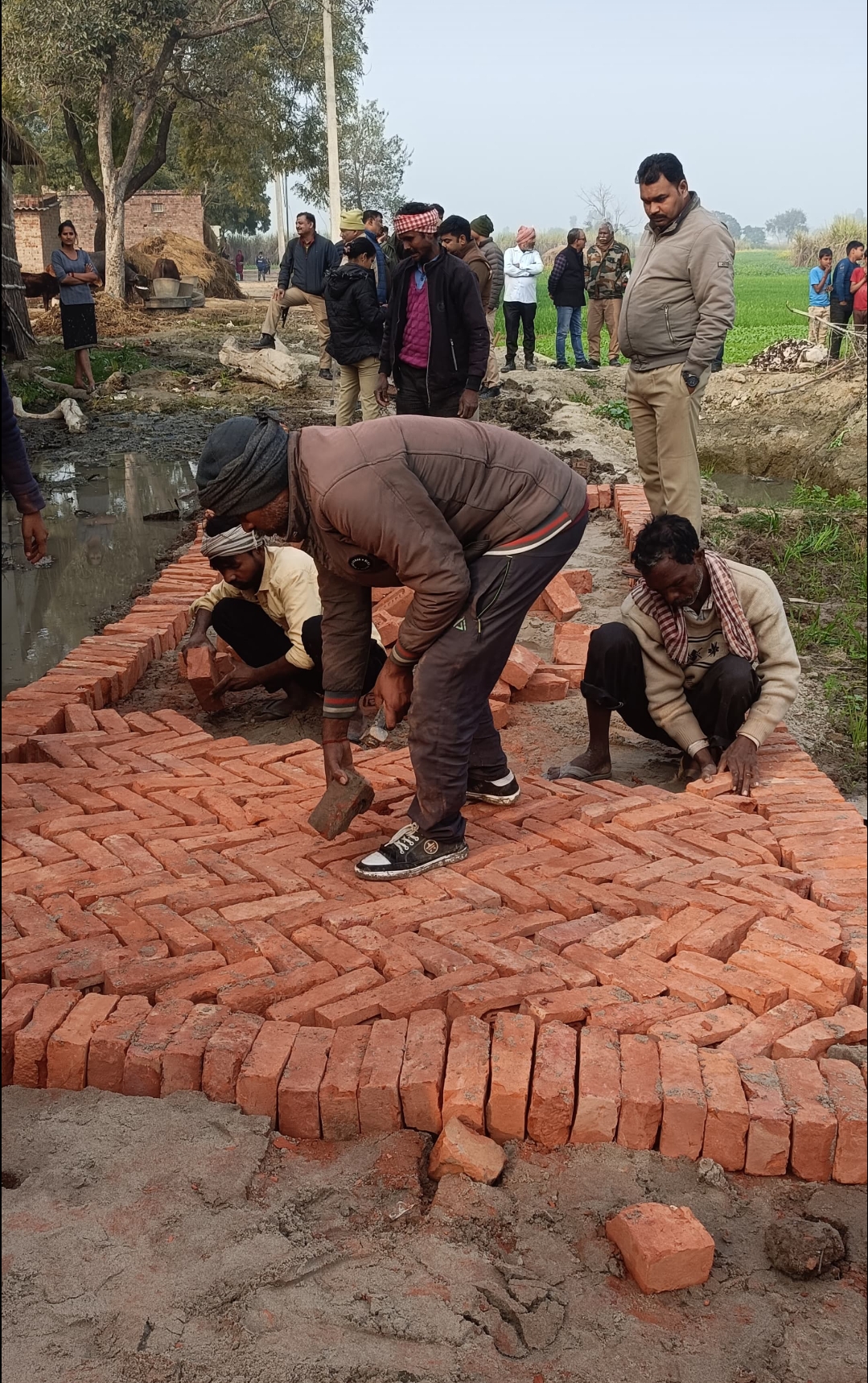 तहसीलदार व इंस्पेक्टर की मौजूदगी में अधूरा खड़ंजा कराया गया पूर्ण