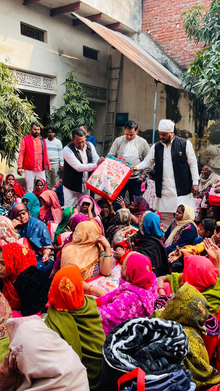 नववर्ष पर नगर पंचायत गंगापुर में कांग्रेस ने किया कंबल वितरण