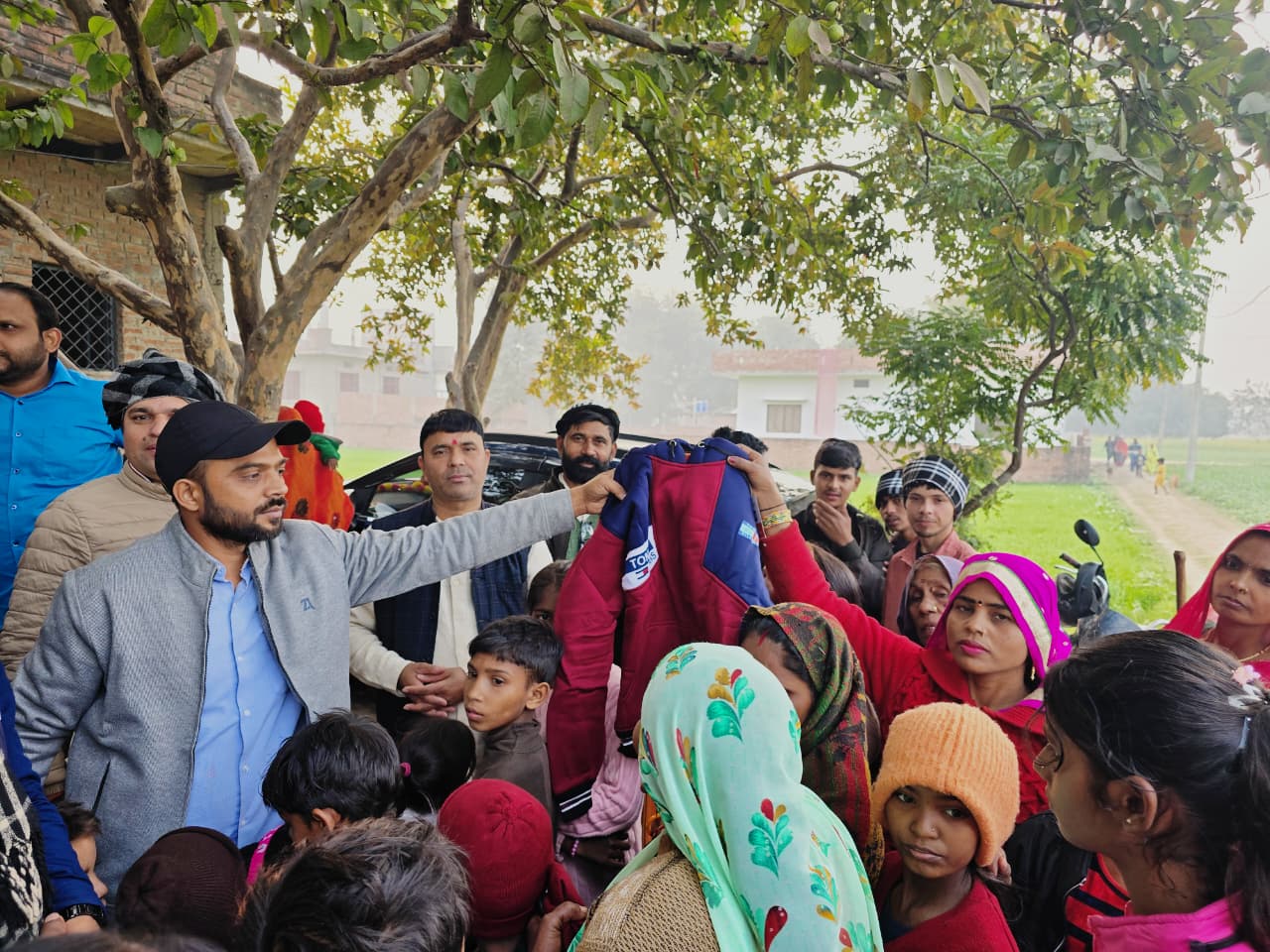 नववर्ष पर बसनी गांव में समाजसेवा की मिसाल, 100 जरूरतमंद बच्चों व महिलाओं को बांटे गर्म कपड़े