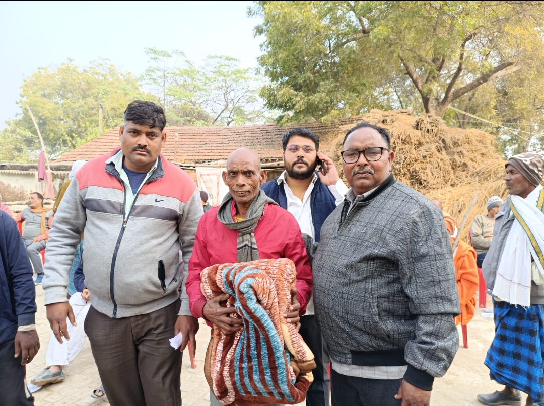 बभनपुरा में सेवा का महायज्ञ: ग्राम प्रधान और गोलू सिंह ने 400 जरूरतमंदों को बांटे कंबल, जलपान कराकर लिया बुजुर्गों का आशीर्वाद