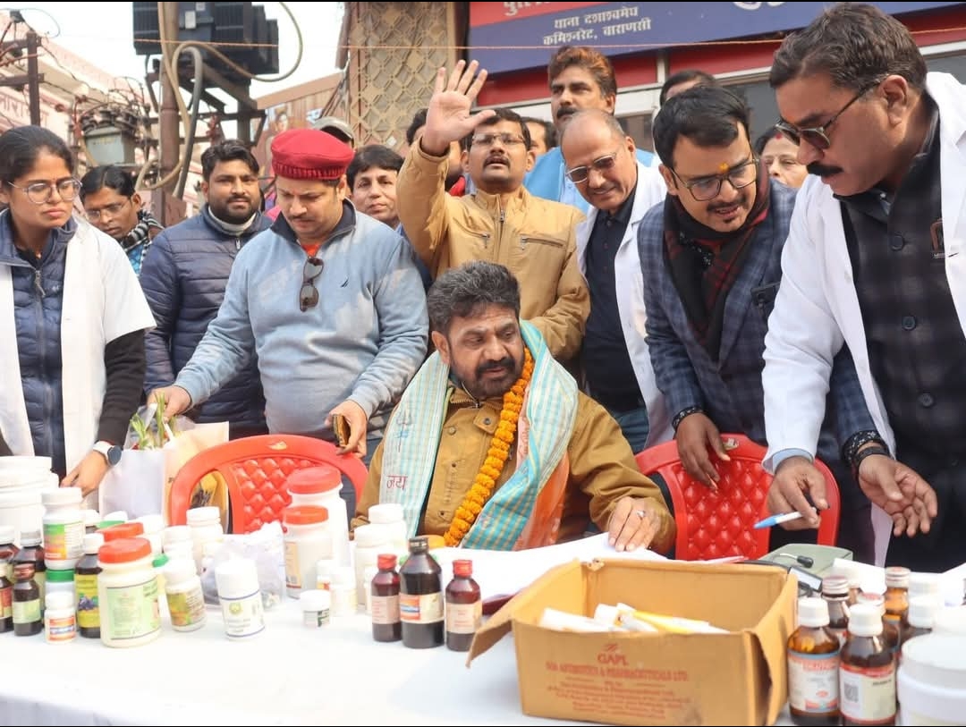 नववर्ष पर काशी में आयुष सेवा का संकल्प गोदौलिया में लगे शिविर से 1015 श्रद्धालुओं को मिला निःशुल्क उपचार