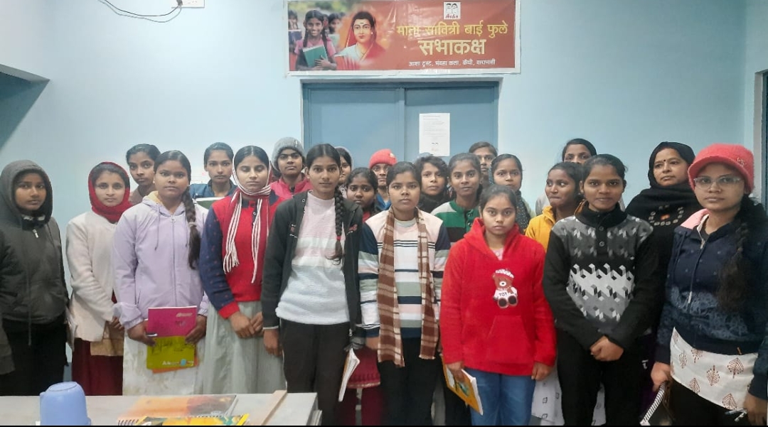 सावित्रीबाई फुले की 195वीं जयंती पर निबंध लेखन प्रतियोगिता, बालिकाओं ने दिखाई लेखन प्रतिभा