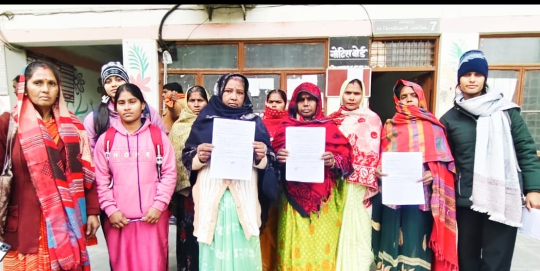 शिकायत लेकर पहुची महिलाओं को अधिकारियों के मिलने पर दिखी मायूसी