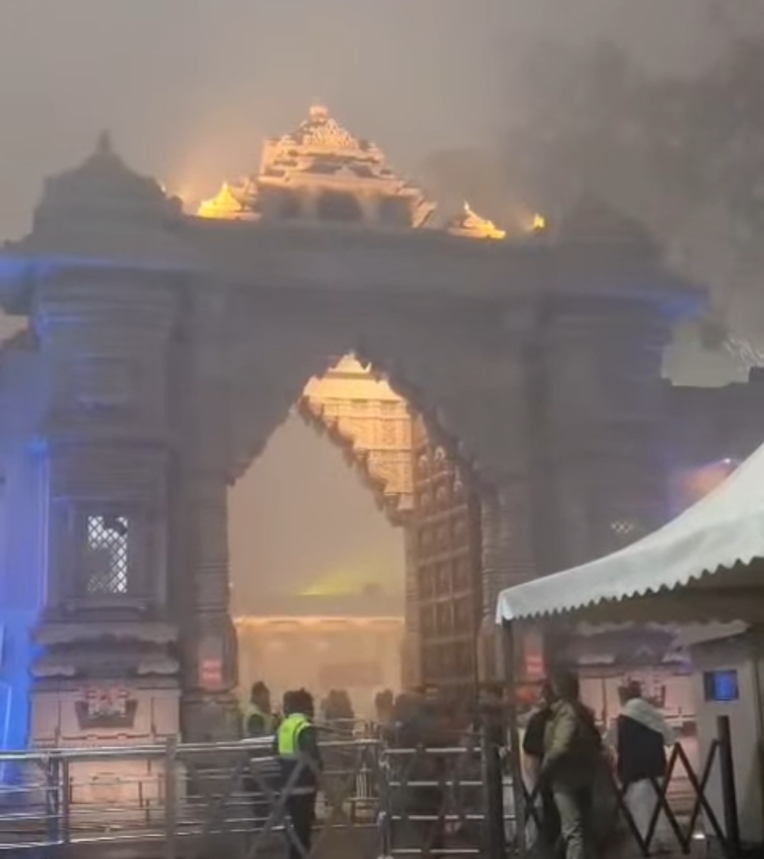 कोहरे की चादर में लिपटी काशी: शीतल धुंध में नहाया बाबा विश्वनाथ का धाम