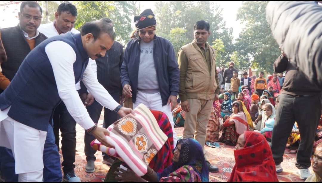 विधायक सुशील सिंह ने वृद्धों व गरीबों के बीच बांटे हजारों कंबल