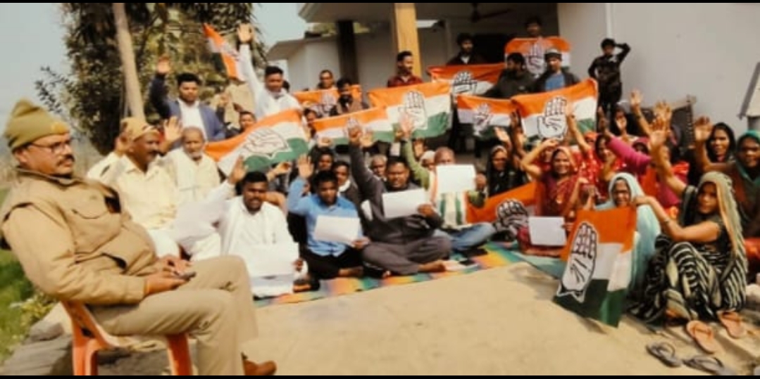 हाउस अरेस्ट होने के बाद दिया मजदूरों संग धरना