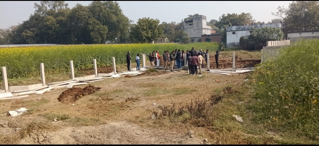 दबंगों ने चहारदीवारी तोड़कर कब्जे का किया प्रयास, मुकदमा दर्ज