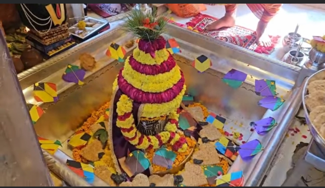 मकर संक्रांति पर बाबा विश्वनाथ का विशेष मध्याह्न भोगखिचड़ी–चिवड़ा से हुआ श्रृंगार, आरती में उमड़ा आस्था का सैलाब