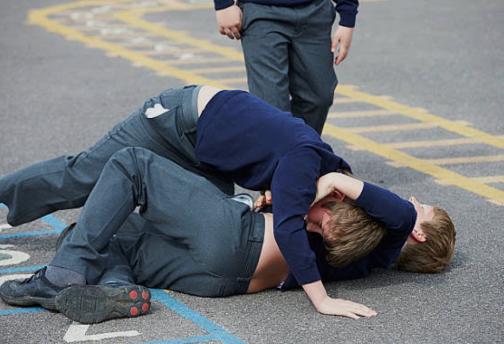 परीक्षा देकर घर लौट रहे छात्र को मनबढ़ों ने पीटा, दो अलग-अलग घटनाओं में दो गंभीर घायल