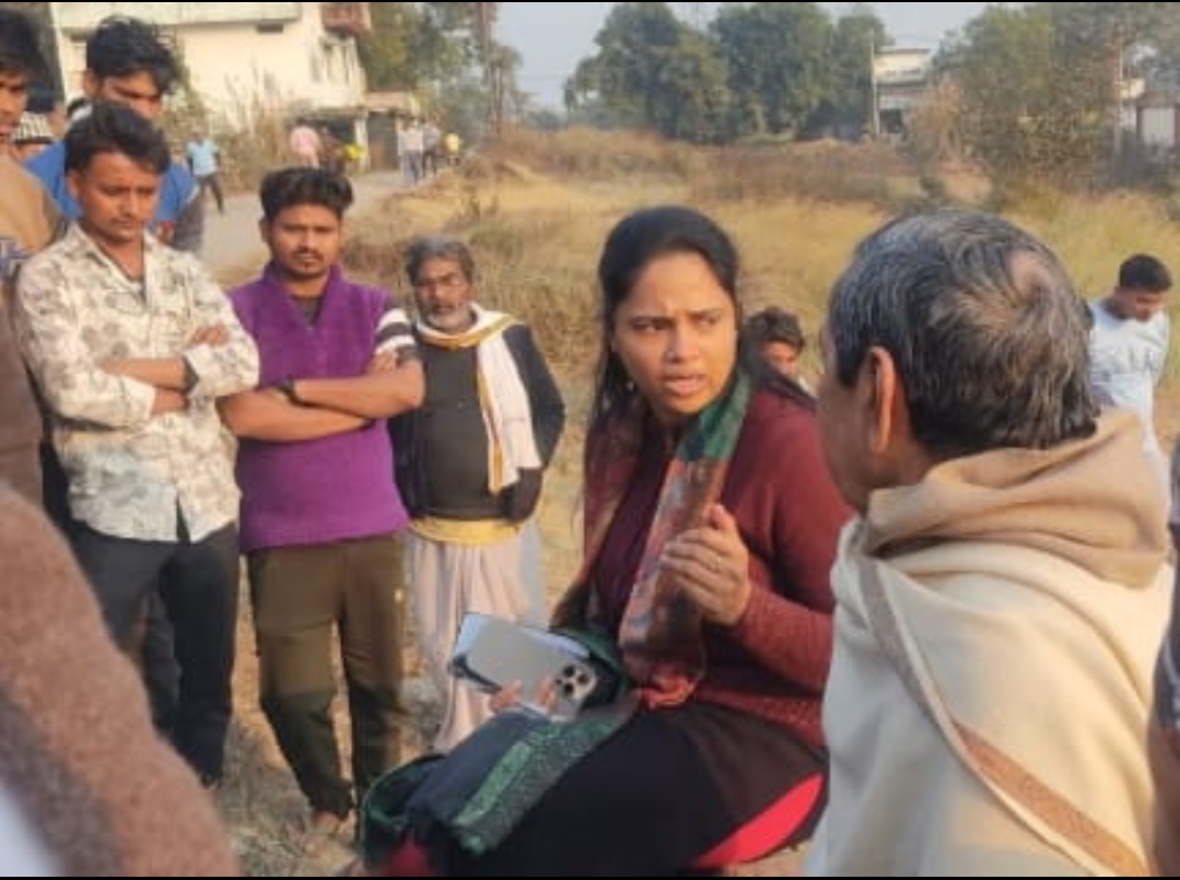 कब्रिस्तान पर चली जेसीबी, ग्रामीणों में फूटा आक्रोश