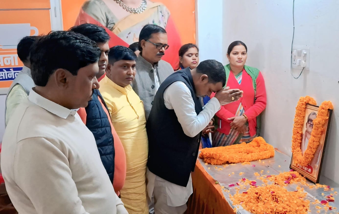 रोहनिया विधायक ने श्रद्धा-सुमन अर्पित कर मनाई जननायक कर्पूरी ठाकुर की 102वीं जयंती