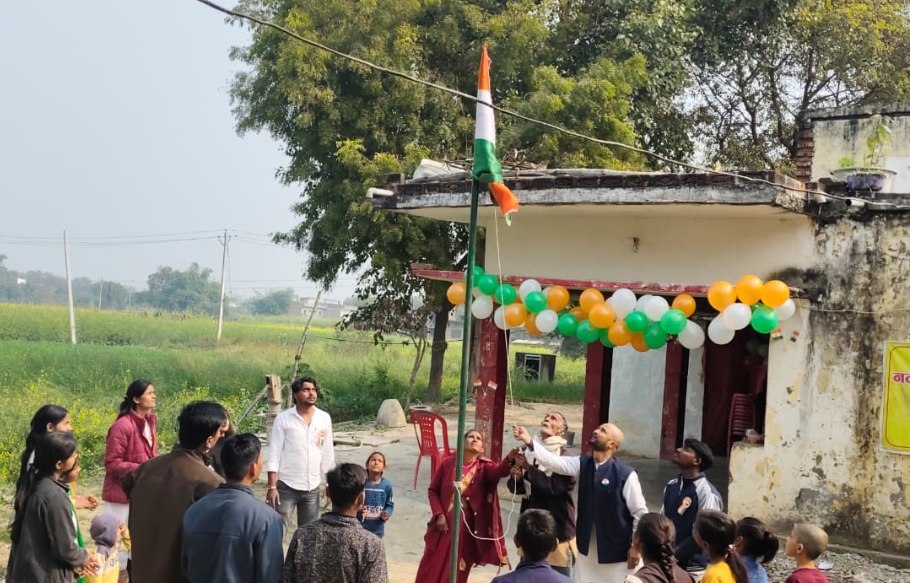 गणतंत्र दिवस पर बेलवा नट बस्ती में पहली बार हुआ ध्वजारोहण एवं सामुदायिक कार्यक्रम