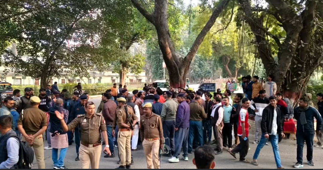 बीएचयू के रुइया छात्रावास गेट पर हिंसा, पथराव में पीजी छात्र गंभीर घायल