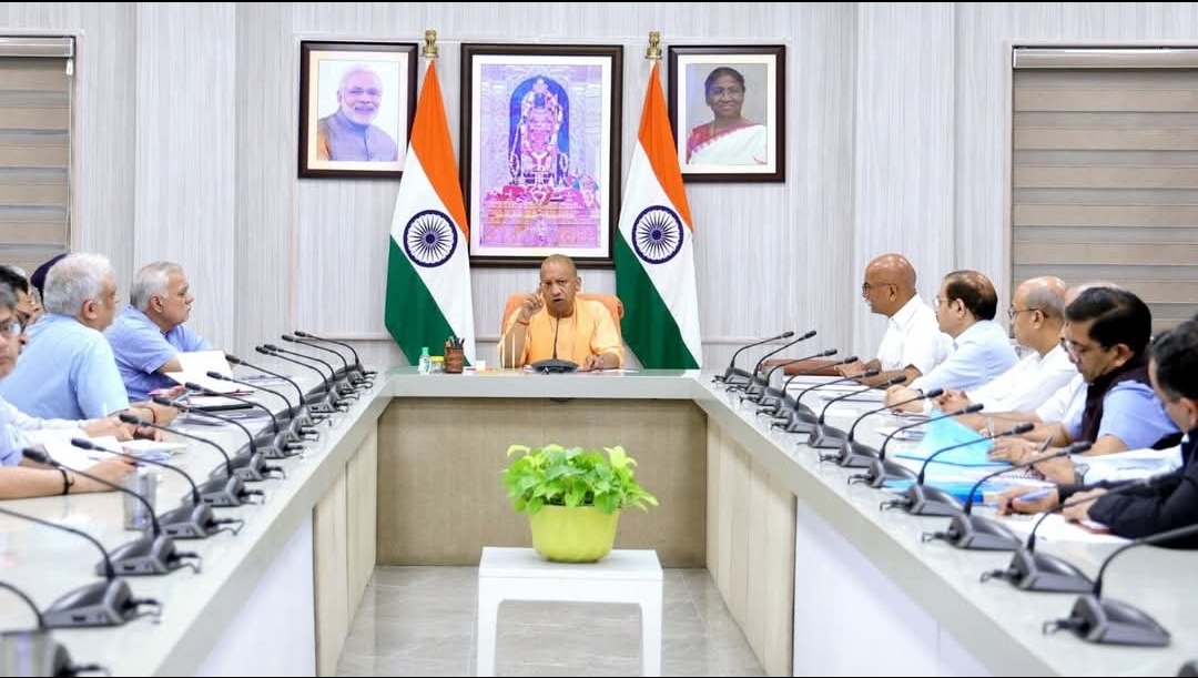 योगी सरकार का बड़ा फैसला: 15 लाख शिक्षक-कर्मियों को निजी अस्पतालों में भी मिलेगा कैशलेस इलाज