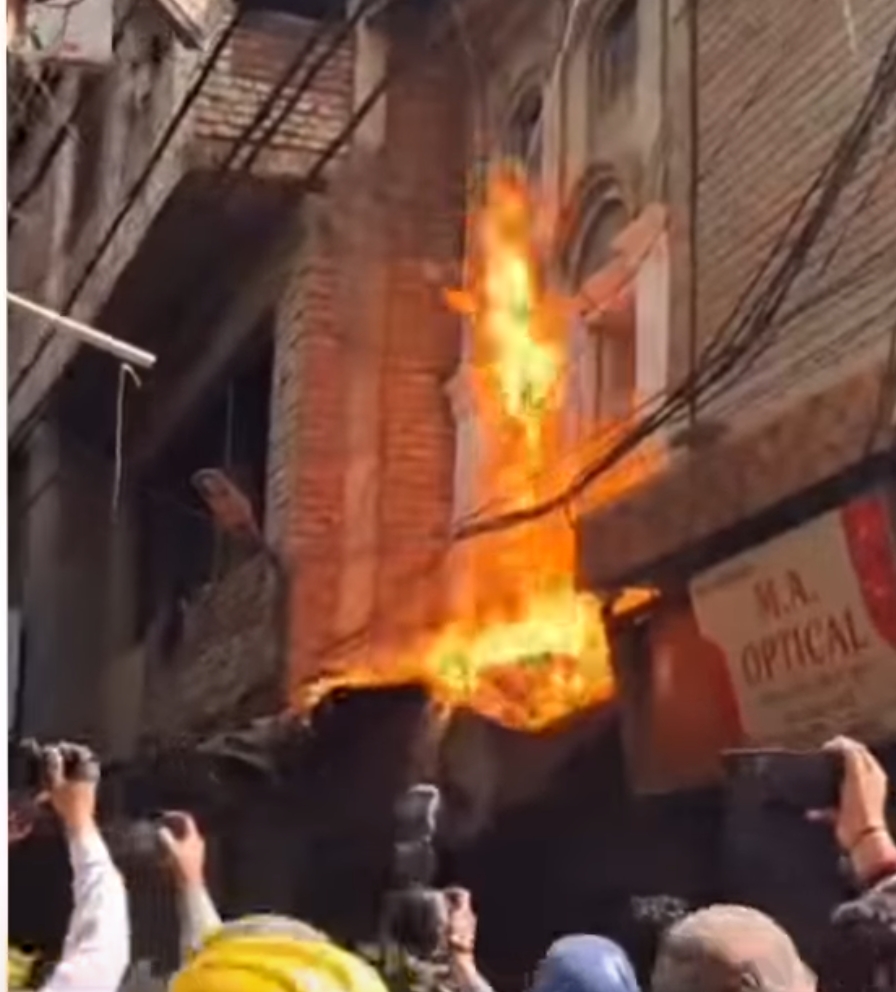 प्रशासनिक कार्रवाई पर दालमंडी में उबाल, विरोध के बीच युवक ने घर में लगाई आग