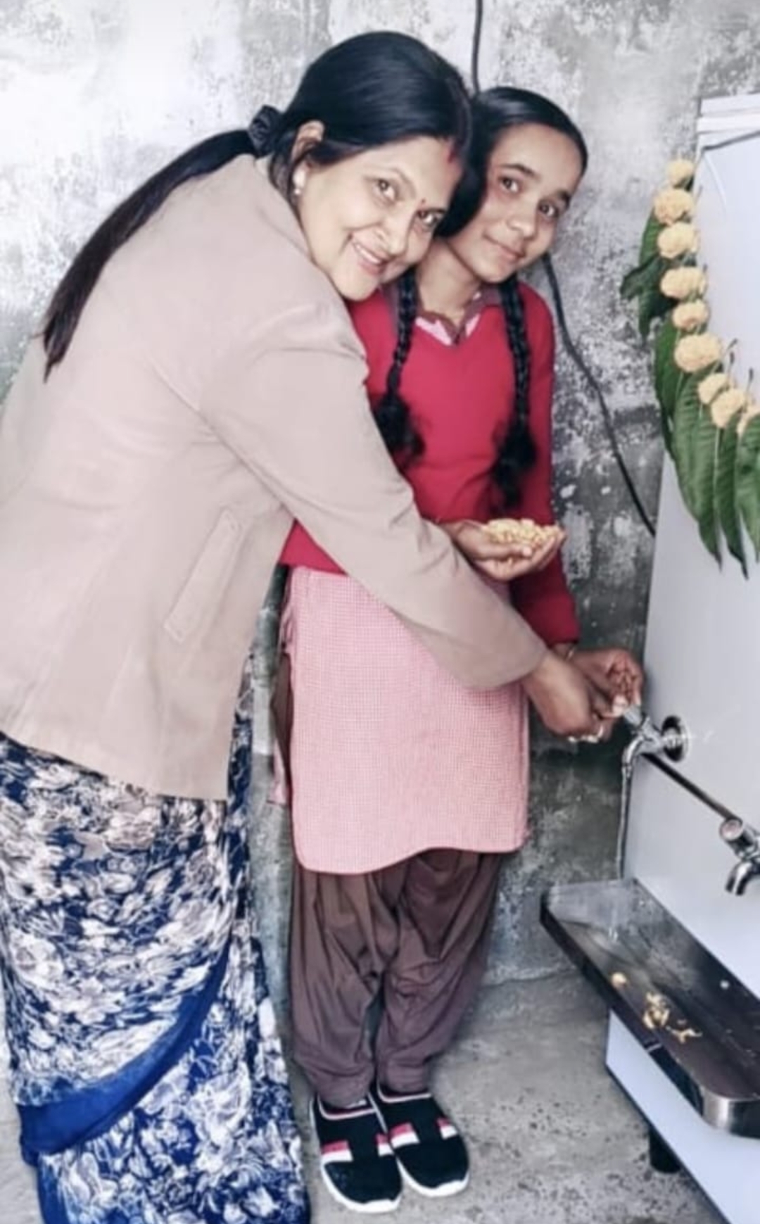 छात्र-छात्राओं को मिला शुद्ध व शीतल जल, विद्यालय में लगा वाटर कूलर