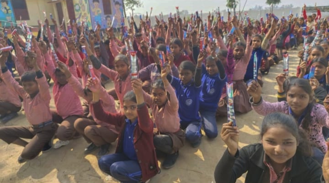 दांतों की स्वच्छता हेतु मिला किट, 450 छात्रों को ब्रश-पेस्ट वितरित