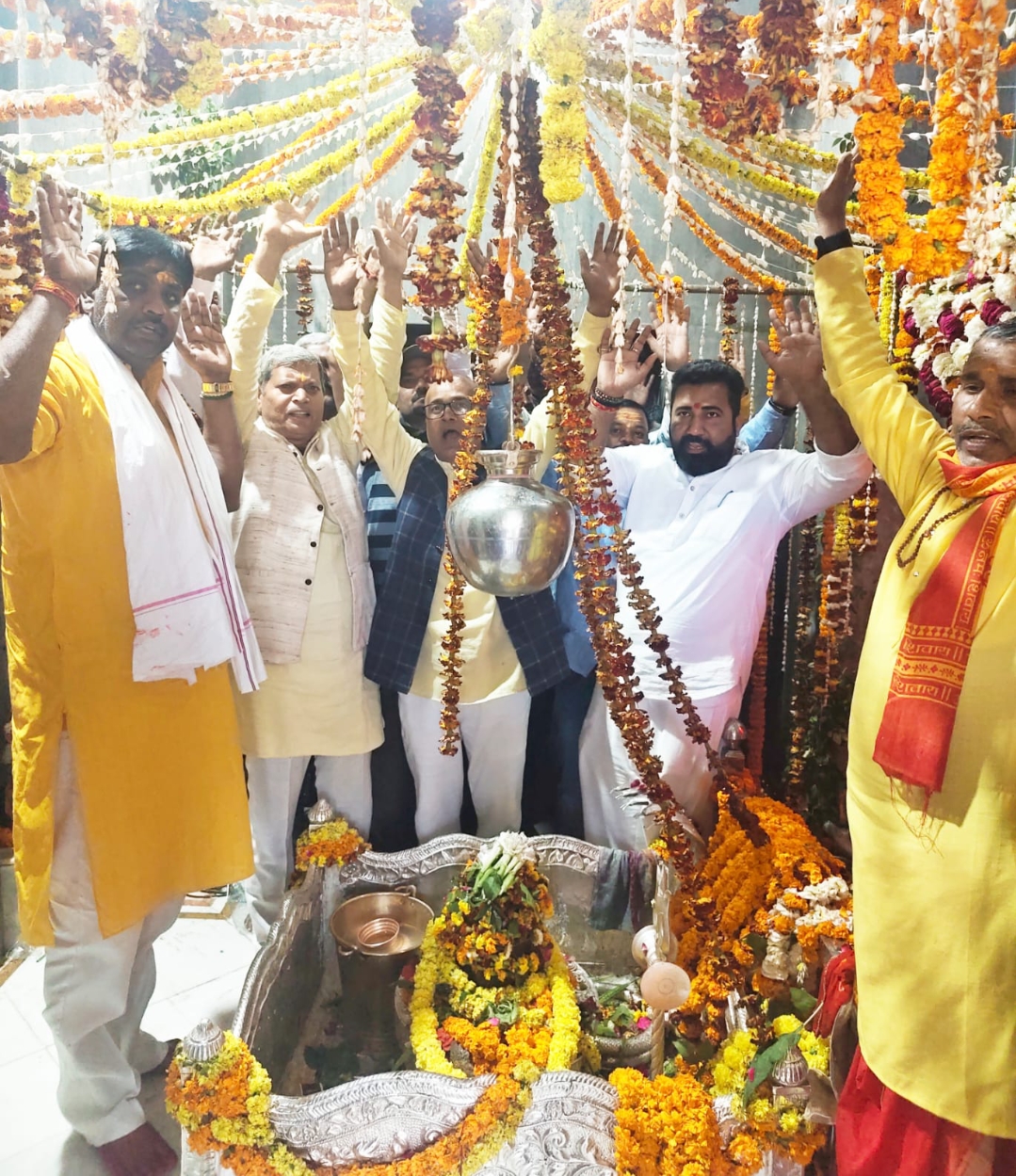 🕉️ ग्रामीण क्षेत्र के शिव मंदिरों में उमड़ी आस्था की भीड़, हजारों श्रद्धालुओं ने टेका मत्था