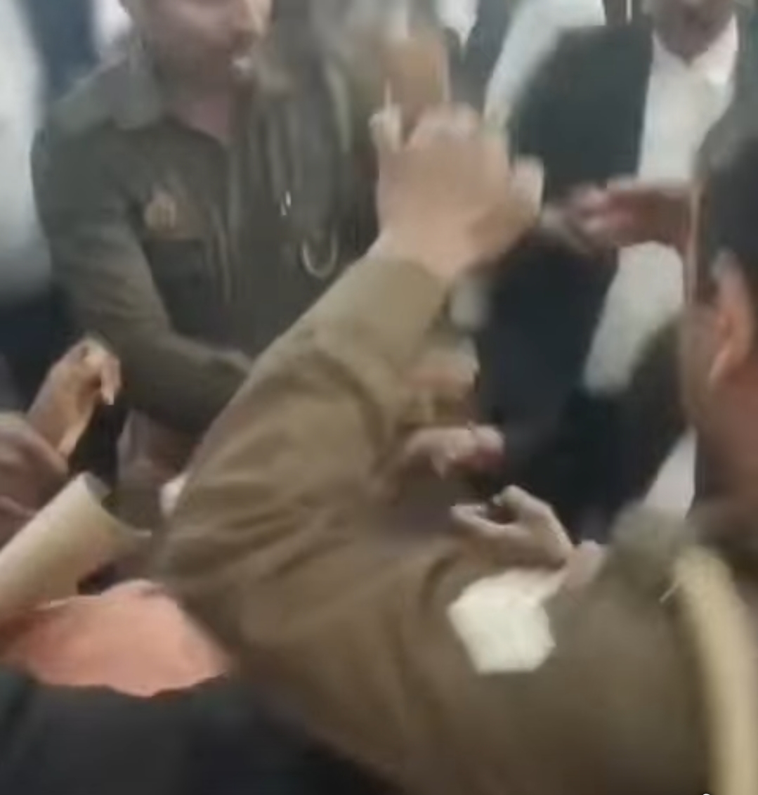 वाराणसी जिला न्यायालय में हड़कंप: जज के सामने महिला ने अधिवक्ता पर ताना चाकू