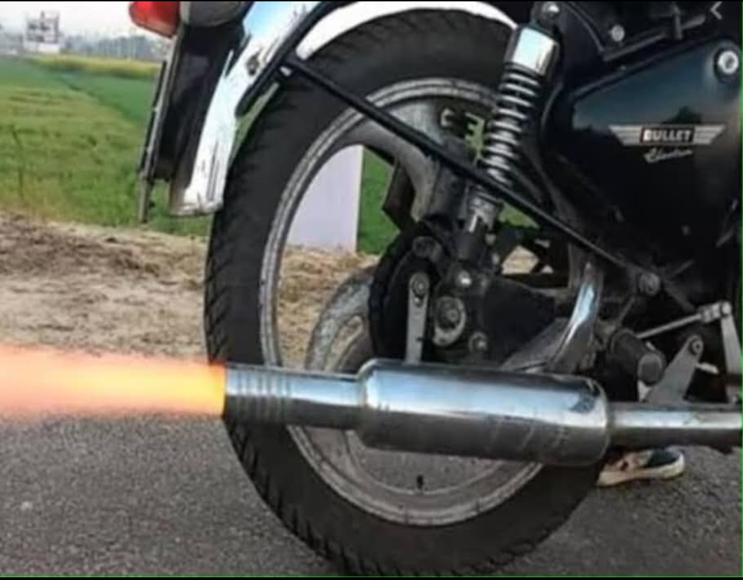 वाराणसी में गूंजा सख्त संदेश: मॉडिफाइड साइलेंसर और फर्जी नंबर प्लेट पर पुलिस का बड़ा एक्शन