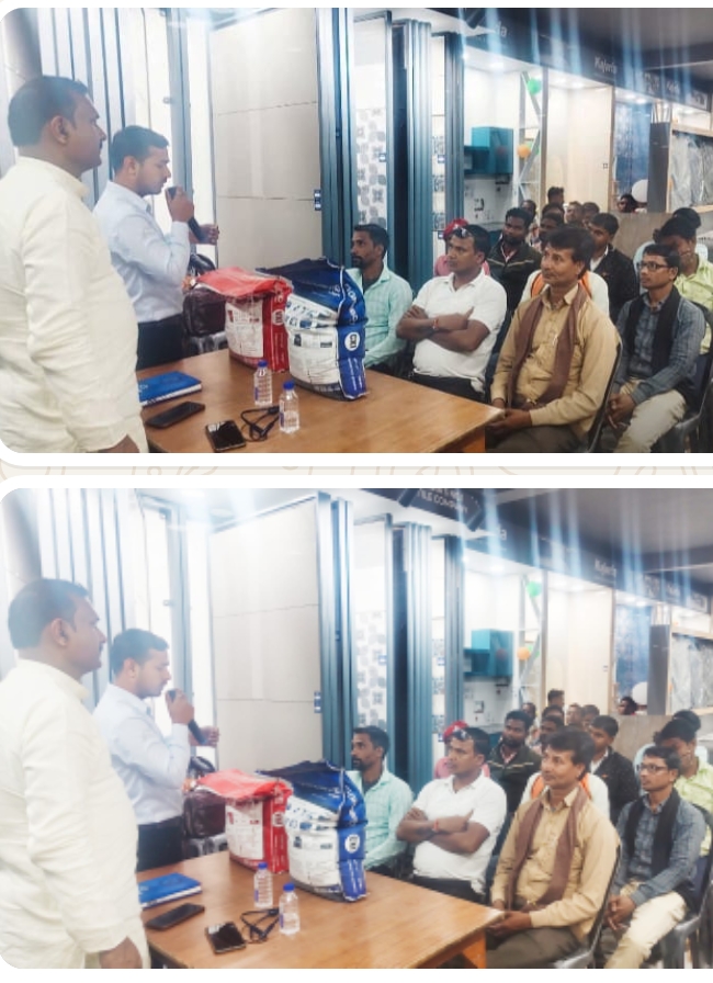 टाइल्स मिस्त्रियों को उपहार देकर किया गया सम्मानित