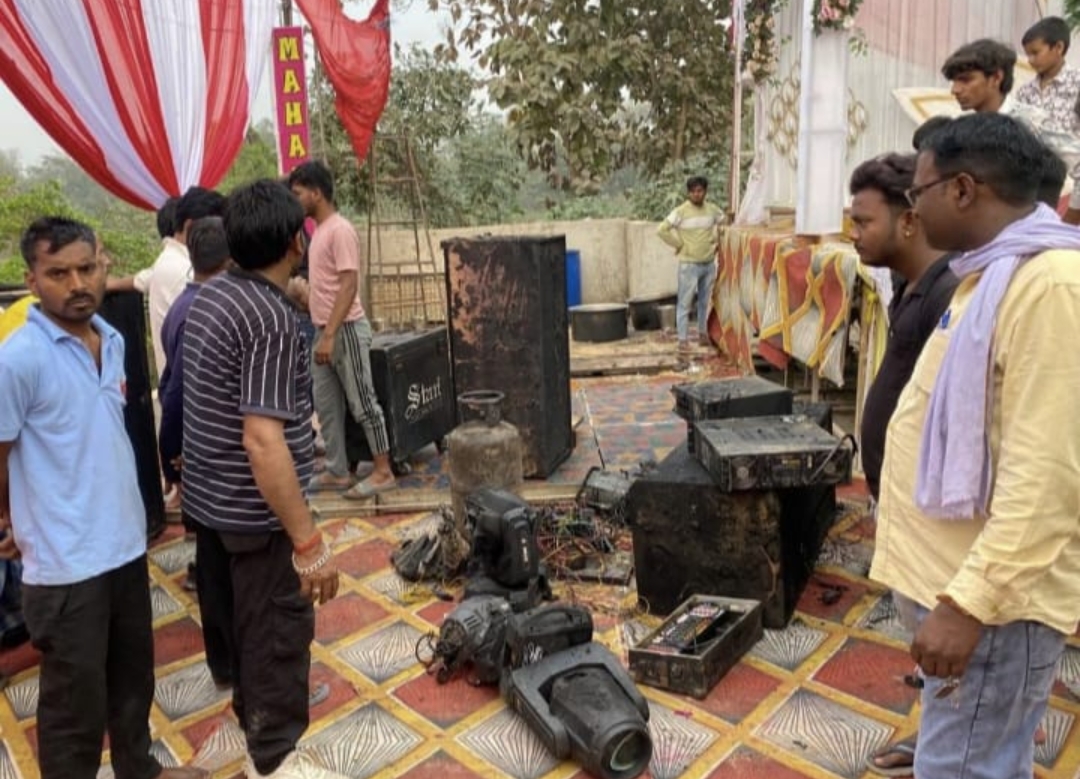 सिलेंडर में लगी आग से फ्लोर डीजे व लाइटिंग सिस्टम जला, लाखों का नुकसान
