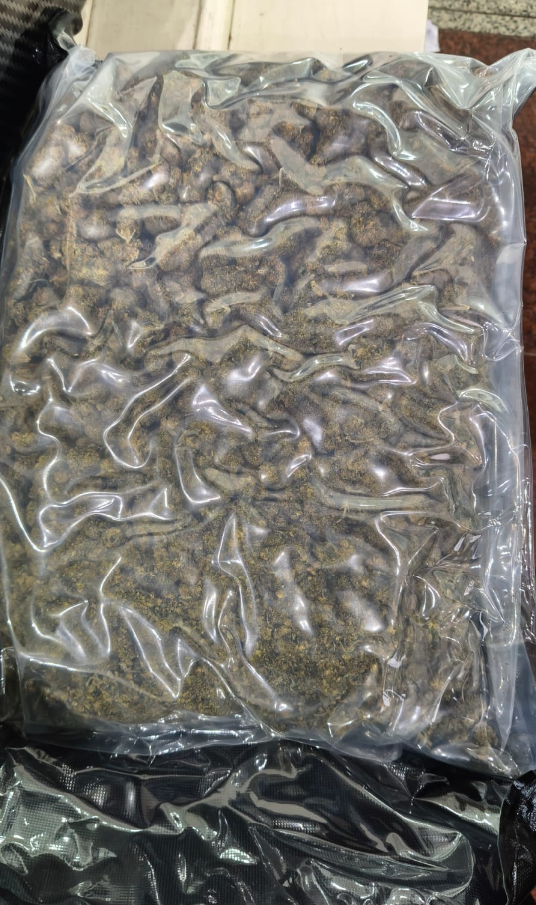 बैंकॉक से वाराणसी आए विमान में 25 किलो से अधिक गांजा बरामद, गुजरात के तीन यात्री गिरफ्तार