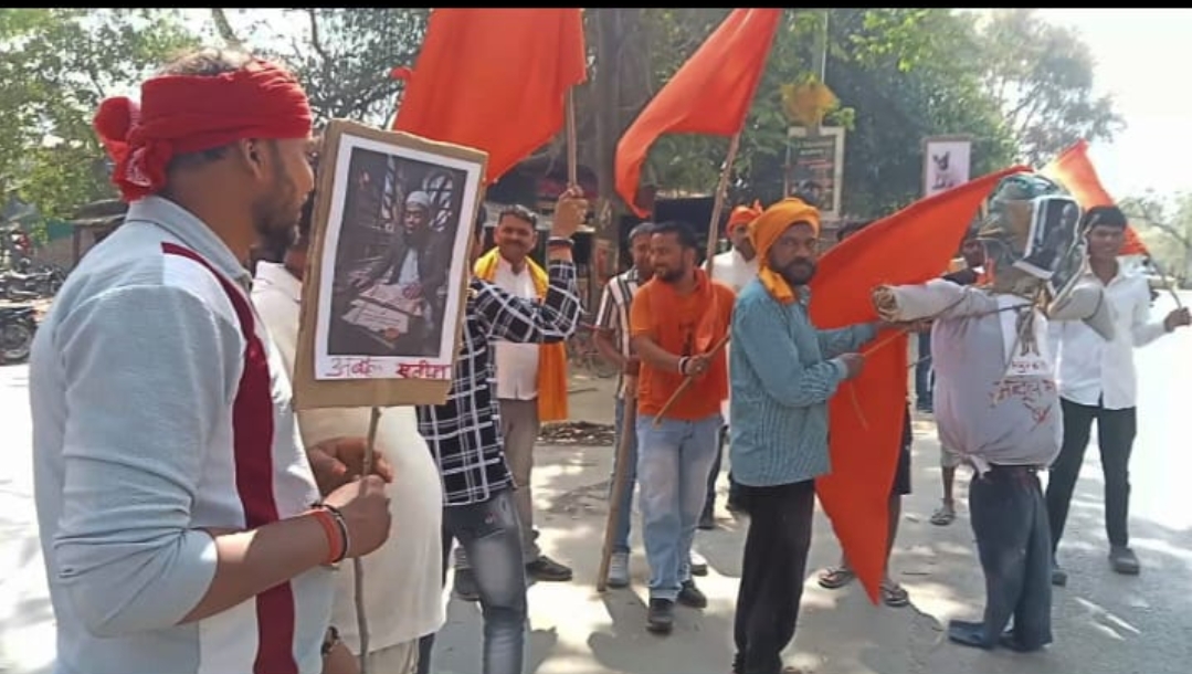 सीएम योगी व उनकी मां पर अभद्र टिप्पणी के विरोध में पुतला फूंका