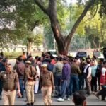 बीएचयू के रुइया छात्रावास गेट पर हिंसा, पथराव में पीजी छात्र गंभीर घायल