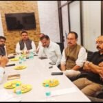 नियम विरुद्ध नोटिस व लाइसेंस निलंबित करने पर उद्यमी बिफरे