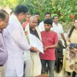 विधायक व एसडीएम ने मृतक दम्पति के पुत्र को सौंपा राहत स्वीकृति पत्र, झुलसी किशोरी का भी जाना हाल